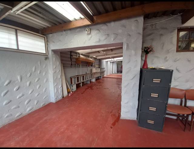 4 BEDROOM FREESTANDING FOR SALE IN LENTEGEUR